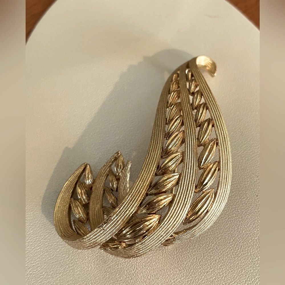 Vintage Monet Gold Tone Leaf Design Brooch Pin Signed
